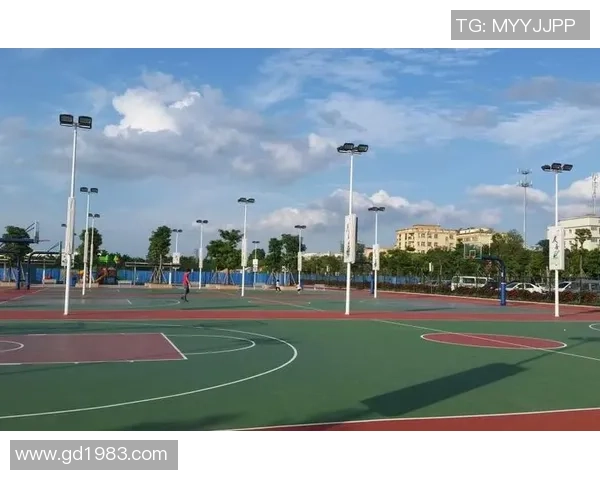 夜幕下的篮球场景色迷人，灯光璀璨映衬运动激情与青春活力